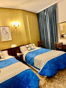 una habitación de hotel con 2 camas en una habitación en Hostal Sonsoles Madrid-Centro, en Madrid