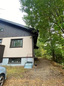 una casa con portico e una casa di Kotimaailma: Hostel Kivikkotie (room 4) a Vantaa