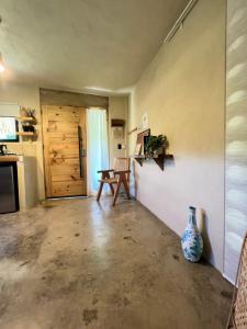 una sala de estar vacía con una puerta y una mesa en CASAS LEON Casita de playa #2 en Santa Bárbara de Samaná