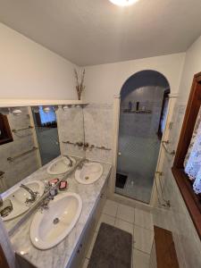 een badkamer met twee wastafels en een douche bij le jardin de talèfre in Chamonix-Mont-Blanc