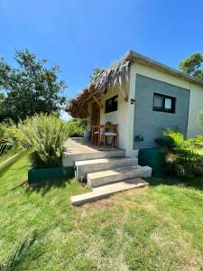 una pequeña casa con techo de hierba en CASAS LEON Casita de playa #2 en Santa Bárbara de Samaná