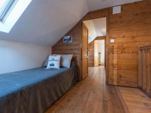 sypialnia z łóżkiem w pokoju z drewnianymi ścianami w obiekcie Maison Vielle-Aure, 7 pièces, 11 personnes - FR-1-296-335 w mieście Vielle-Aure