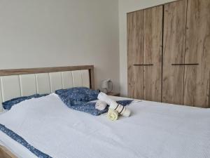 uma cama com dois bichos de peluche em cima em KARIBO apartman 3 em Sombor
