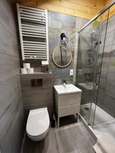 Kúpeľňa v ubytovaní Wypoczynkowa Osada domki 700m od Suntago