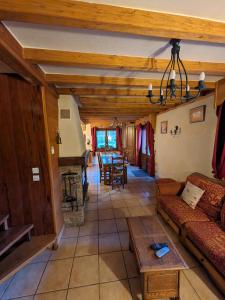 een woonkamer met een bank en een tafel bij le jardin de talèfre in Chamonix-Mont-Blanc