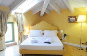 Un dormitorio con una cama grande con sombreros. en Relais La Colombara Spa & Wellness, en Travo