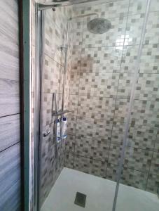 a shower with a glass door in a bathroom at Plein centre, proche plage et port, garage in Águilas