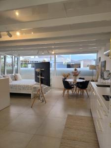 eine Küche und ein Wohnzimmer mit einem Bett und einem Tisch in der Unterkunft Un sueño in Playa Blanca