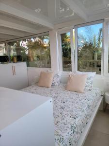 Cama en habitación con 2 almohadas en Un sueño, en Playa Blanca