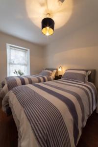 due letti in una camera da letto con soffitto di 4 Connaught Street Birr a Birr