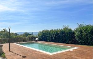 列蒂的住宿－Cozy Home In Rieti With Kitchen，一个带木甲板的庭院内的游泳池
