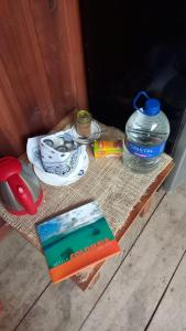 una mesa con un libro y una botella de agua en La Cabaña posada turística, en Buenaventura