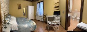 una camera con letto e scrivania e un bagno di B&B Il Rifugio a Bastia Umbra