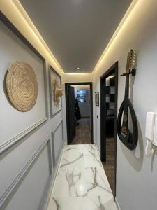Zimmer mit einem Flur und weißem Marmorboden in der Unterkunft Appartement Elégant in Casablanca