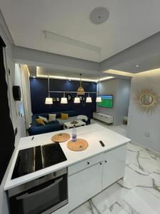 eine Küche mit einem Waschbecken und ein Wohnzimmer in der Unterkunft Appartement Elégant in Casablanca