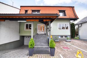 una casa con escaleras que conducen a la puerta principal en GreenHouse en Zagreb