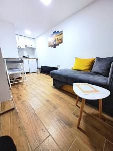 sala de estar con sofá y mesa en Mini duplex apartman, en Dušanovac (historical)