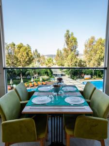 uma sala de jantar com uma mesa e vista para uma piscina em Bodrum Beach Resort em Gümbet
