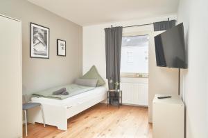Μια τηλεόραση ή/και κέντρο ψυχαγωγίας στο Cozy balcony apartment in Essen-Kupferdreh