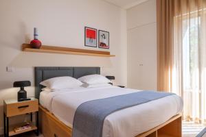 een slaapkamer met een groot bed en een raam bij BFRESH Hotel - Padel, Pool & Fitness - Adults Only in Porto +34 foto's