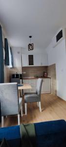 A seating area at Sumski san 5