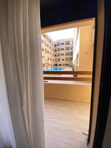 Cette chambre dispose d'une fenêtre et offre une vue sur un bâtiment. dans l'établissement Magnifique & élégant appartement, à Marrakech