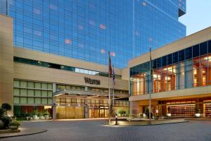 uma vista para o exterior da sede do westin em The Westin Charlotte em Charlotte