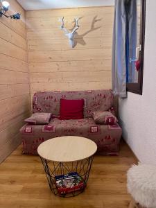 - un salon avec un canapé et une table dans l'établissement Appartement pied des pistes Puy Saint Vincent (05), à Puy-Saint-Vincent