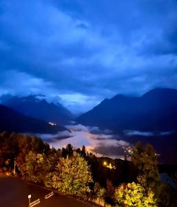 uma vista para um lago à noite em Appartement pied des pistes Puy Saint Vincent (05) em Puy-Saint-Vincent