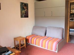 una camera con divano e tavolo di Appartement Vars, 2 pièces, 5 personnes - FR-1-330B-32 a Vars