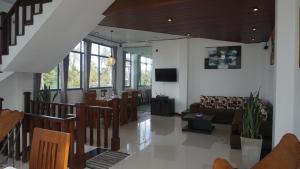 sala de estar con sofá y mesa en Surf view resort en Ahangama