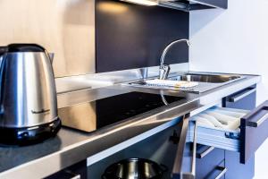 cocina con fregadero y fogones en Apartments Garda Lake, en Riva del Garda