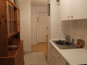 Appartement Vars, 3 pièces, 6 personnes - FR-1-330B-62にあるキッチンまたは簡易キッチン