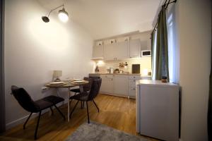 een kleine keuken met een tafel en stoelen in een kamer bij Valnu street Old Town - quiet area in Rīga