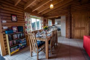 una sala da pranzo in legno con tavolo e sedie di Mallard Lodge a Selby