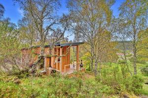 una cabina di legno in un campo alberato di Finest Retreats - Cosagach Falls Cabin a Kiltarlty