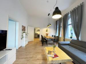 uma sala de estar com um sofá e uma mesa em Haus Felsenpost em Stadt Wehlen