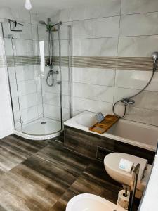 e bagno con doccia, servizi igienici e lavandino. di Berufspendler's Rückzug am Golfplatz a Welzheim
