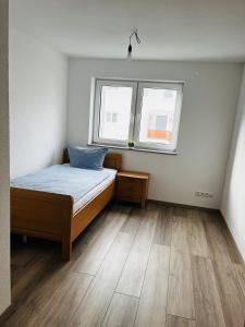 WelzheimにあるBerufspendler's Rückzug am Golfplatzの小さなベッドルーム(ベッド1台、窓2つ付)が備わります。