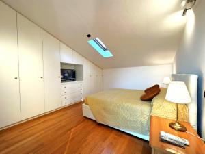 1 dormitorio con 1 cama y TV en Modern Patium 5km to Lamborghini, 
