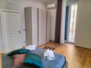 1 dormitorio con 1 cama con toallas en Place de Rome, en Barletta