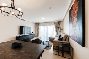 a living room with a table and a couch at Capanes de Golf Luxury Apt in Benahavís