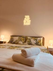 - un lit avec une serviette blanche dans l'établissement Appio Latino Casa by Bobo, à Rome