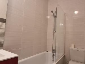 ein Badezimmer mit einer Dusche, einer Badewanne und einem WC in der Unterkunft Studio Plagne Aime 2000, 1 pièce, 4 personnes - FR-1-181-2585 in Aime La Plagne