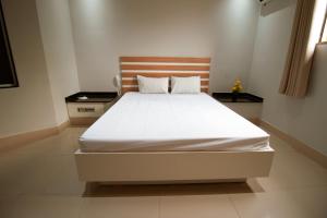 ein Schlafzimmer mit einem großen Bett mit weißer Bettwäsche in der Unterkunft SP Jundiaí Hotel in Jundiaí