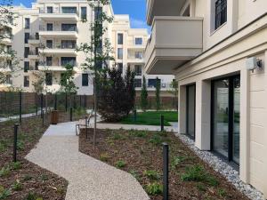 una pasarela frente a un edificio en Domitys Le 225 en Levallois-Perret