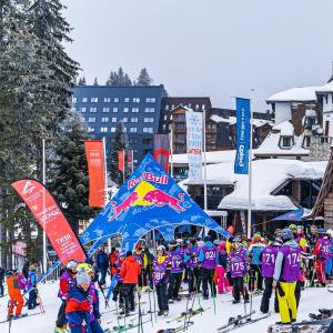 um grande grupo de pessoas em esquis na neve em Olimpijska kuća Jahorina A209 em Jahorina