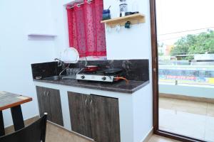 Dapur atau dapur kecil di Vel's Home Stay
