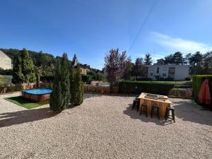 een achtertuin met een tafel en een zwembad bij Maison de ville Duplex Artienzo in Sarlat-la-Canéda