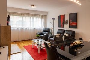 un soggiorno con un divano e un tavolo di Porto Gaia RR Apartment by MP a Vila Nova de Gaia